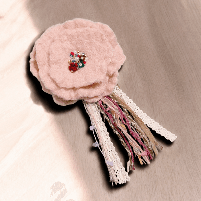 ふんわり揺れる、ハレの日の花。羊毛フェルトのブーケコサージュ（ピンク）｜卒入学式・ブローチ｜受注製作