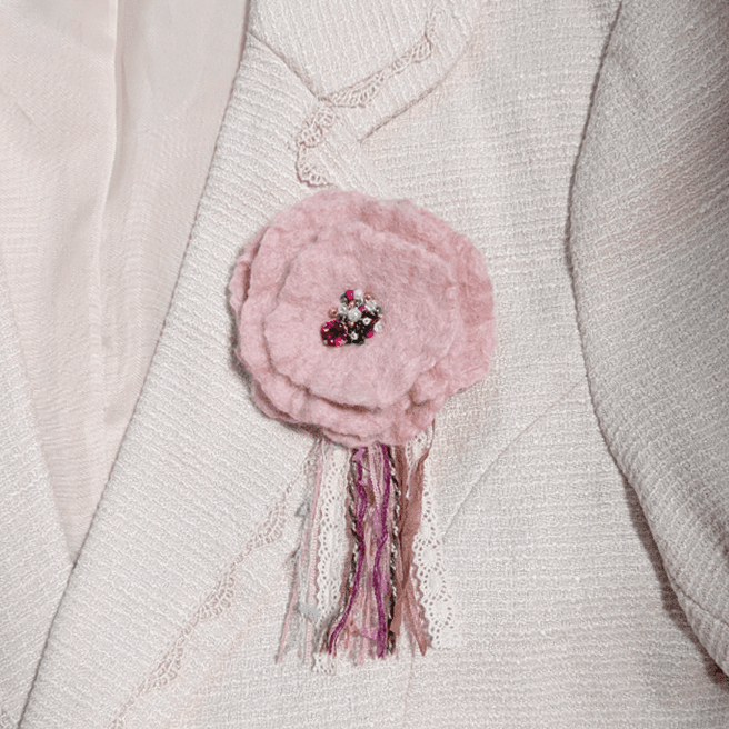 ふんわり揺れる、ハレの日の花。羊毛フェルトのブーケコサージュ（ピンク）｜卒入学式・ブローチ｜受注製作 | 2枚目