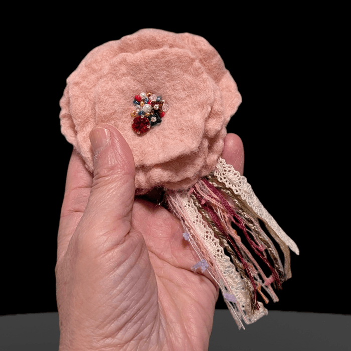 ふんわり揺れる、ハレの日の花。羊毛フェルトのブーケコサージュ（ピンク）｜卒入学式・ブローチ｜受注製作 | 3枚目