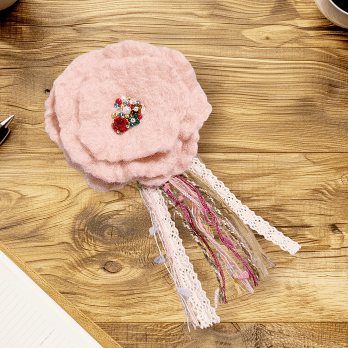 ふんわり揺れる、ハレの日の花。羊毛フェルトのブーケコサージュ（ピンク）｜卒入学式・ブローチ｜受注製作 | 4枚目