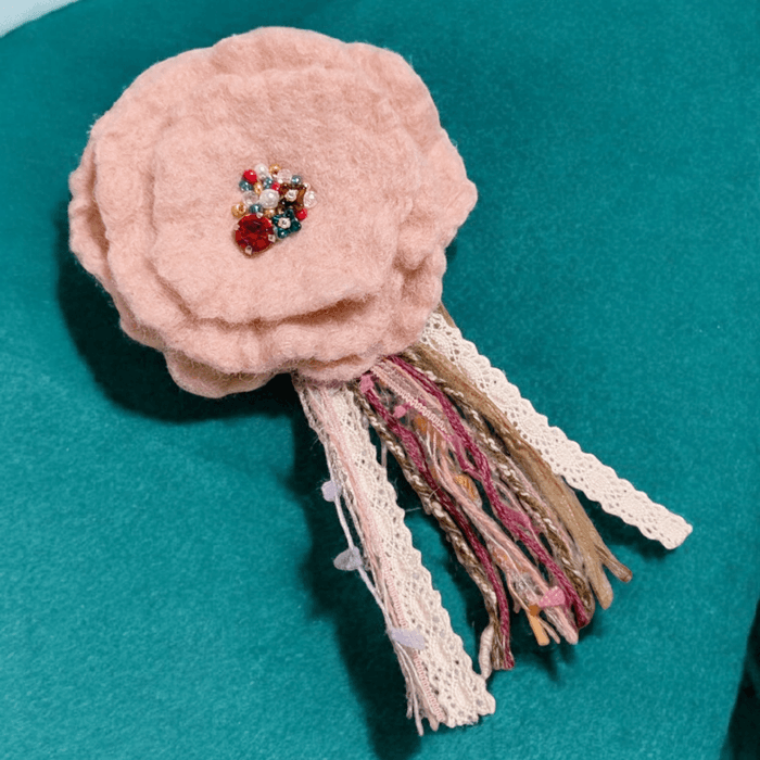 ふんわり揺れる、ハレの日の花。羊毛フェルトのブーケコサージュ（ピンク）｜卒入学式・ブローチ｜受注製作 | 5枚目