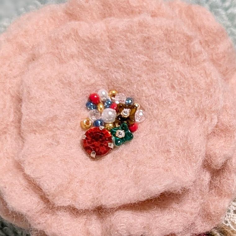 ふんわり揺れる、ハレの日の花。羊毛フェルトのブーケコサージュ（ピンク）｜卒入学式・ブローチ｜受注製作 | 6枚目