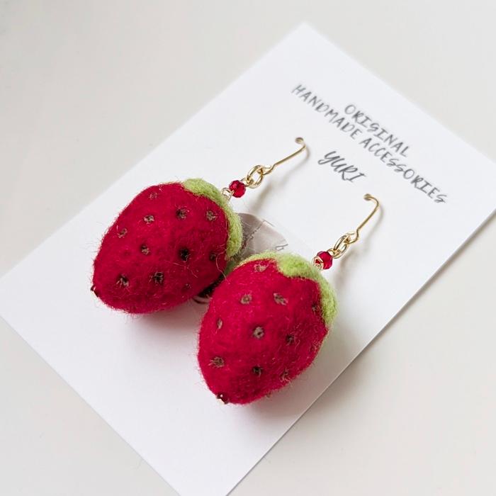 ぷっくり、可愛く。耳元に実る「羊毛フェルトのいちご」ピアス / イヤリング（受注制作）