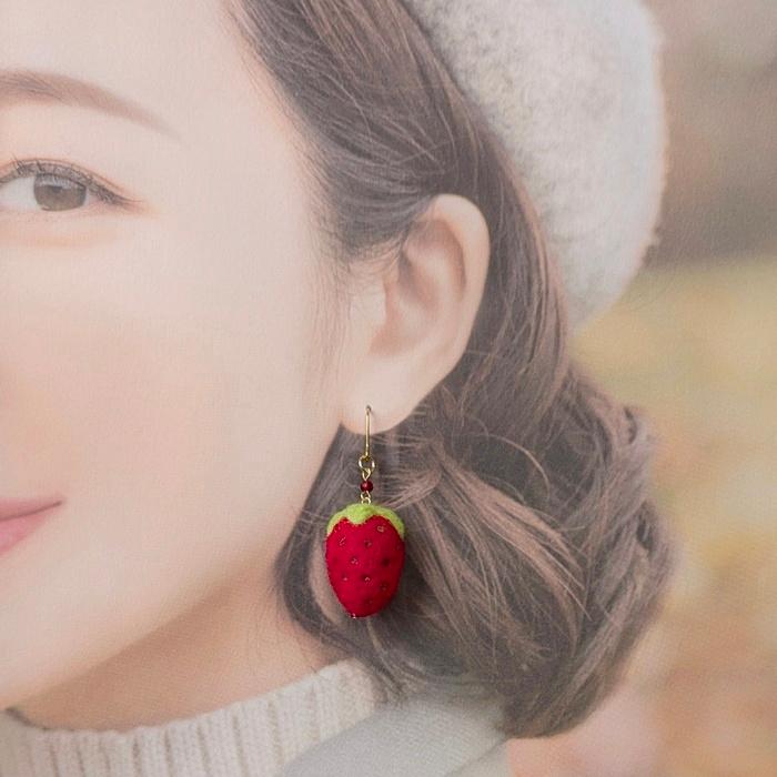 ぷっくり、可愛く。耳元に実る「羊毛フェルトのいちご」ピアス / イヤリング（受注制作） | 2枚目