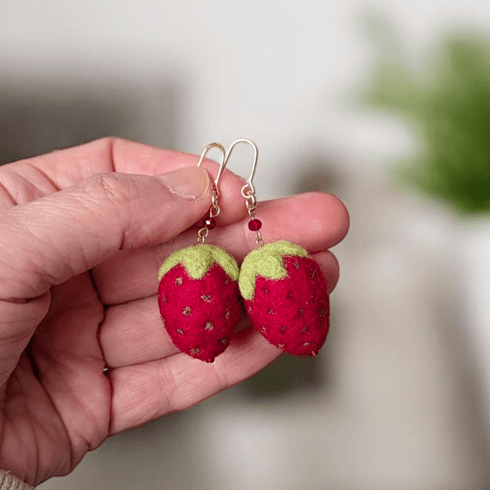 ぷっくり、可愛く。耳元に実る「羊毛フェルトのいちご」ピアス / イヤリング（受注制作） | 3枚目