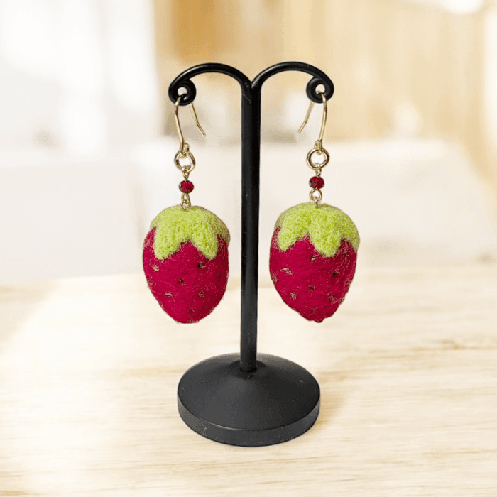 ぷっくり、可愛く。耳元に実る「羊毛フェルトのいちご」ピアス / イヤリング（受注制作） | 4枚目