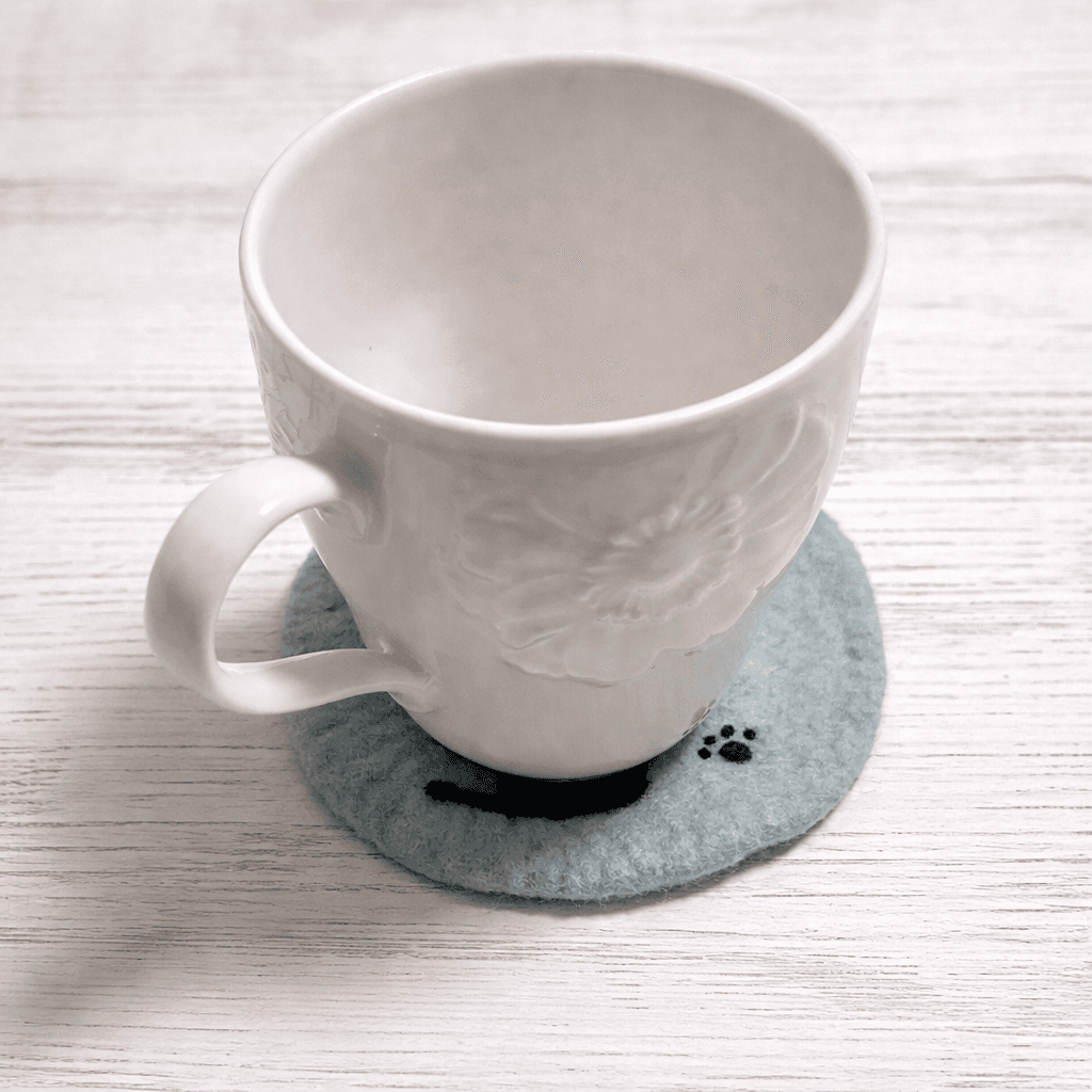 黒猫シルエットの羊毛フェルト丸型コースター｜肉球デザイン・猫雑貨/受注製作 | 3枚目