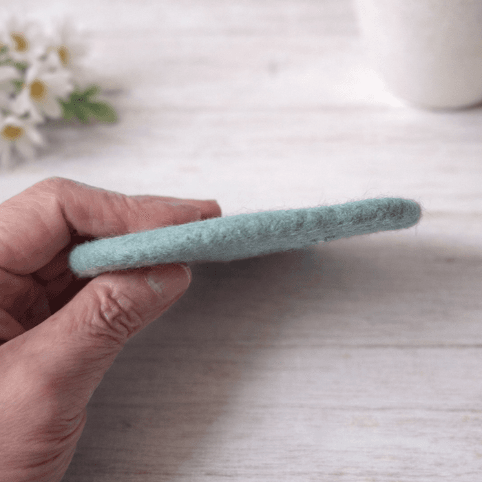 黒猫シルエットの羊毛フェルト丸型コースター｜肉球デザイン・猫雑貨/受注製作 | 5枚目