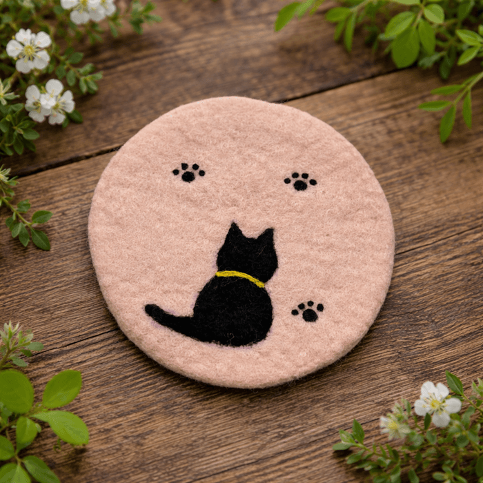 黒猫シルエットの羊毛フェルト丸型コースター｜肉球デザイン・猫雑貨/受注製作