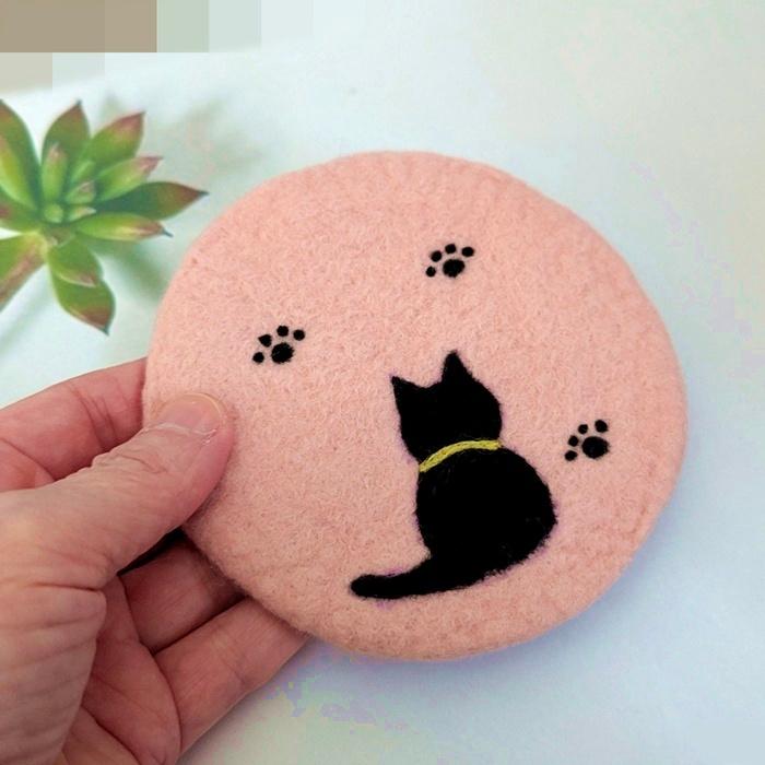 黒猫シルエットの羊毛フェルト丸型コースター｜肉球デザイン・猫雑貨/受注製作 | 4枚目