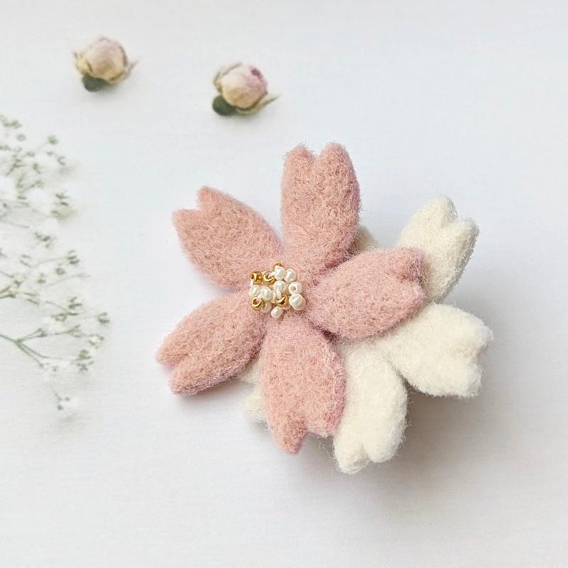小ぶり、羊毛フェルトの桜ブローチ ＊ 大人シックな桜色と白の重なり（入学式・入園式・春のお出かけに）｜受注製作