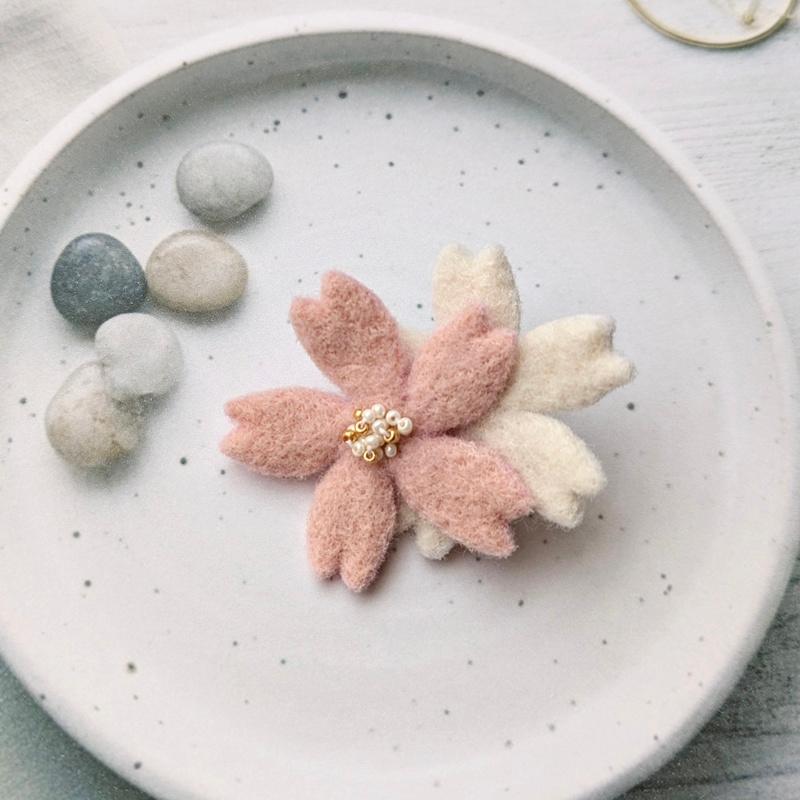 小ぶり、羊毛フェルトの桜ブローチ ＊ 大人シックな桜色と白の重なり（入学式・入園式・春のお出かけに）｜受注製作 | 2枚目