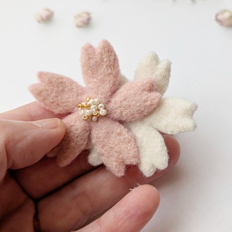 小ぶり、羊毛フェルトの桜ブローチ ＊ 大人シックな桜色と白の重なり（入学式・入園式・春のお出かけに）｜受注製作 | 3枚目