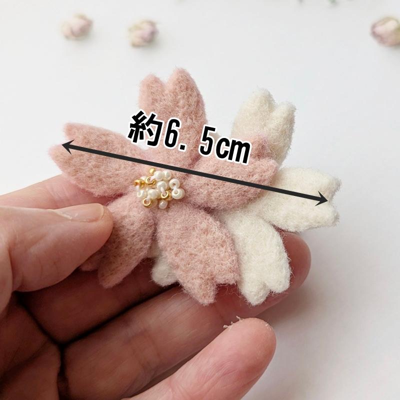 小ぶり、羊毛フェルトの桜ブローチ ＊ 大人シックな桜色と白の重なり（入学式・入園式・春のお出かけに）｜受注製作 | 4枚目