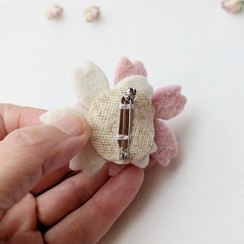 小ぶり、羊毛フェルトの桜ブローチ ＊ 大人シックな桜色と白の重なり（入学式・入園式・春のお出かけに）｜受注製作 | 5枚目