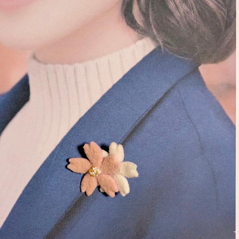 小ぶり、羊毛フェルトの桜ブローチ ＊ 大人シックな桜色と白の重なり（入学式・入園式・春のお出かけに）｜受注製作 | 6枚目