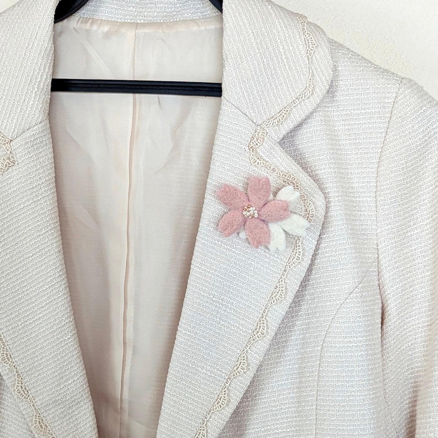 小ぶり、羊毛フェルトの桜ブローチ ＊ 大人シックな桜色と白の重なり（入学式・入園式・春のお出かけに）｜受注製作 | 7枚目