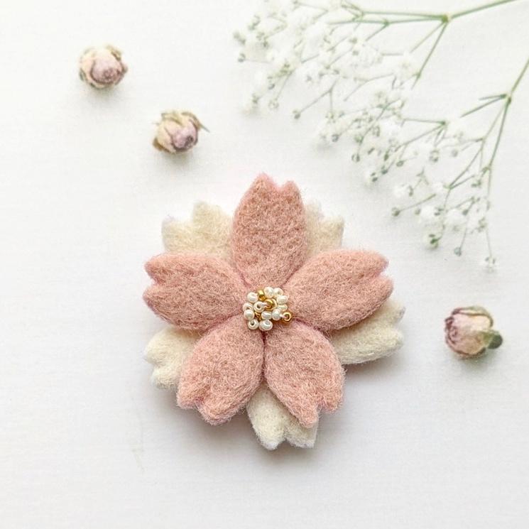 小ぶり、羊毛フェルトの桜ブローチ ＊ 大人シックな桜色と白（入学式・入園式・春のお出かけに）｜受注製作