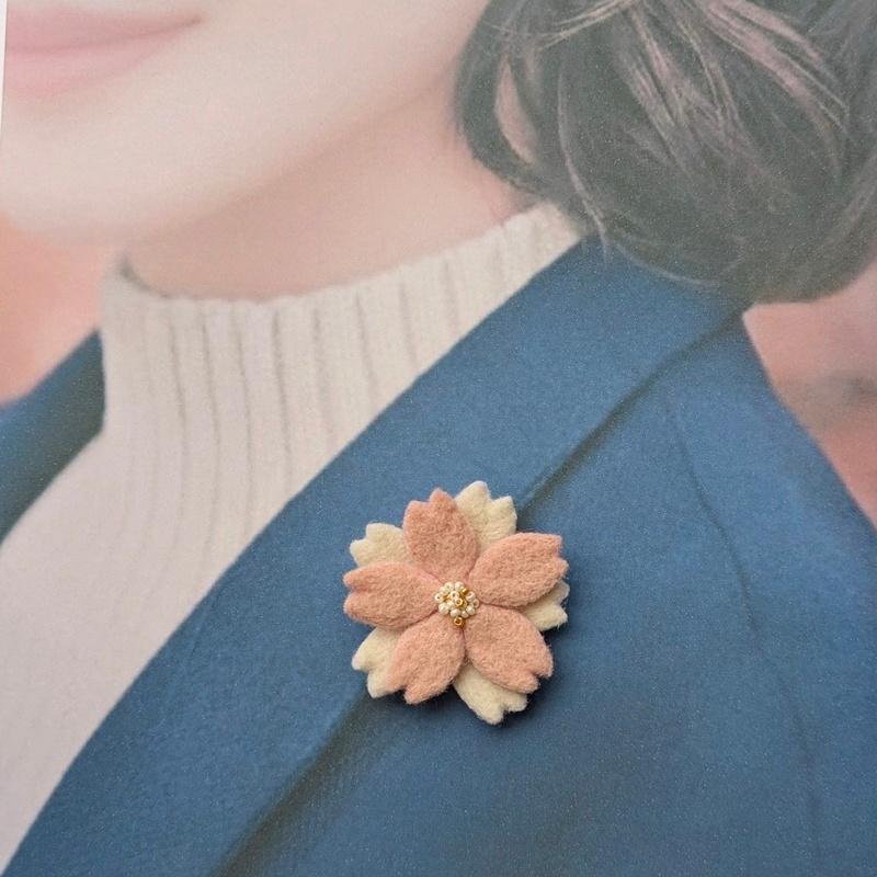 小ぶり、羊毛フェルトの桜ブローチ ＊ 大人シックな桜色と白（入学式・入園式・春のお出かけに）｜受注製作 | 2枚目