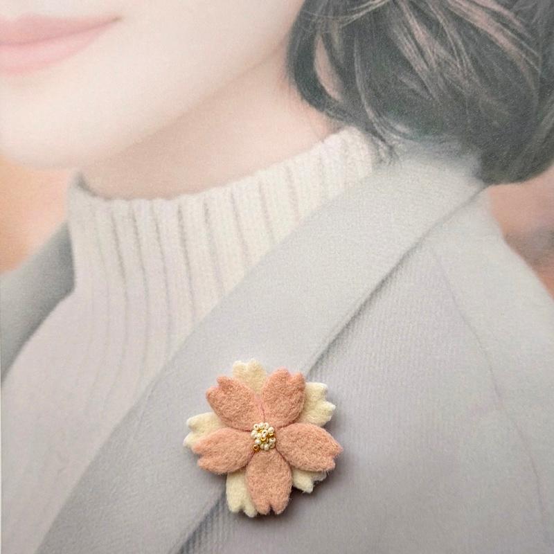 小ぶり、羊毛フェルトの桜ブローチ ＊ 大人シックな桜色と白（入学式・入園式・春のお出かけに）｜受注製作 | 3枚目