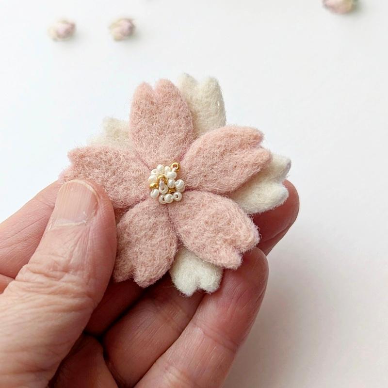 小ぶり、羊毛フェルトの桜ブローチ ＊ 大人シックな桜色と白（入学式・入園式・春のお出かけに）｜受注製作 | 4枚目