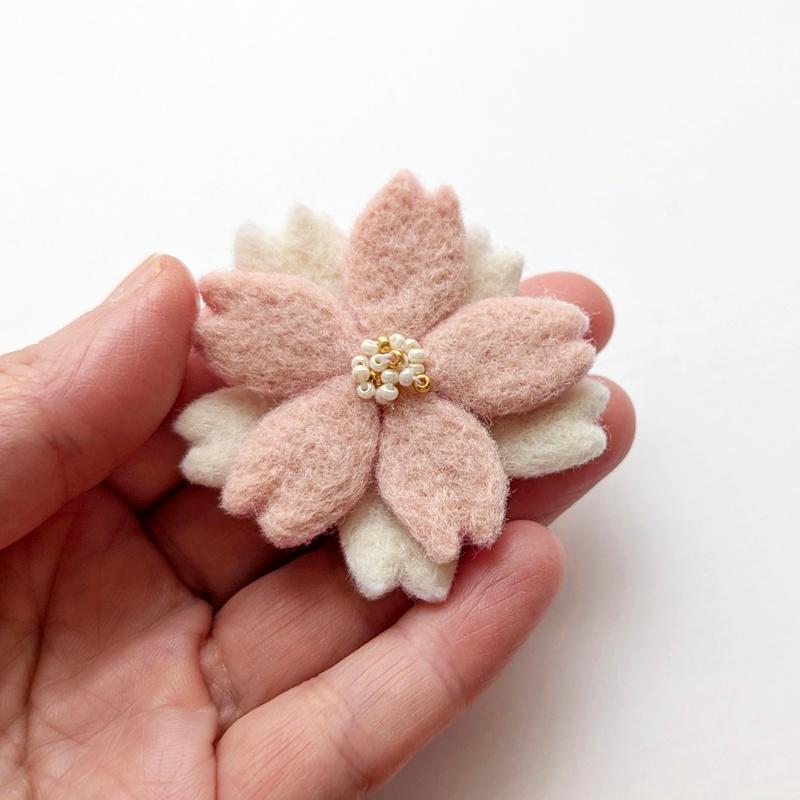 小ぶり、羊毛フェルトの桜ブローチ ＊ 大人シックな桜色と白（入学式・入園式・春のお出かけに）｜受注製作 | 5枚目