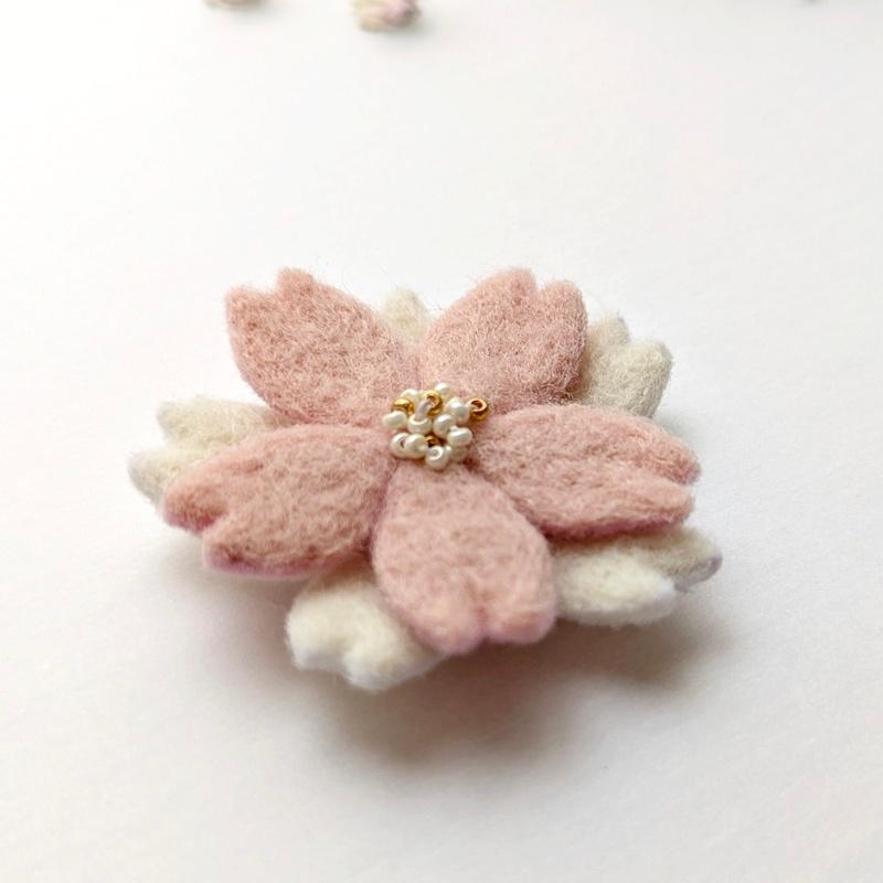小ぶり、羊毛フェルトの桜ブローチ ＊ 大人シックな桜色と白（入学式・入園式・春のお出かけに）｜受注製作 | 6枚目