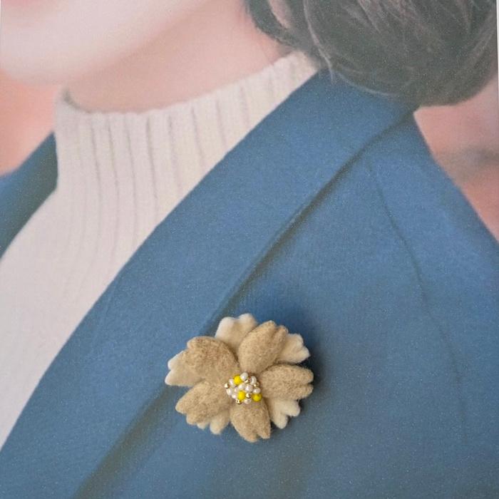 小ぶり、羊毛フェルトの桜ブローチ ＊ 大人シックなベージュと白（入学式・入園式・春のお出かけに）｜受注製作 | 2枚目