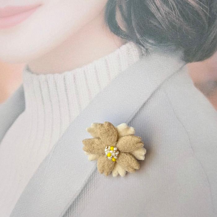 小ぶり、羊毛フェルトの桜ブローチ ＊ 大人シックなベージュと白（入学式・入園式・春のお出かけに）｜受注製作 | 3枚目