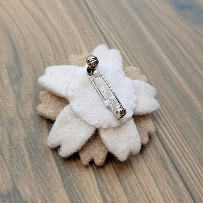 小ぶり、羊毛フェルトの桜ブローチ ＊ 大人シックなベージュと白（入学式・入園式・春のお出かけに）｜受注製作 | 6枚目