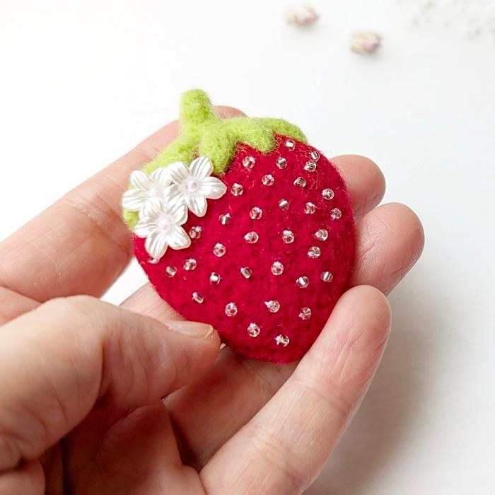 ころんと可愛い＊苺と白いお花の羊毛フェルトブローチ｜受注製作 | 2枚目