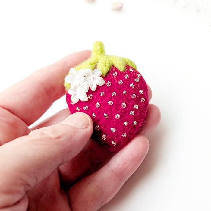 ころんと可愛い＊苺と白いお花の羊毛フェルトブローチ｜受注製作 | 3枚目