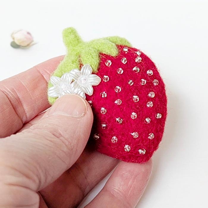 ころんと可愛い＊苺と白いお花の羊毛フェルトブローチ｜受注製作 | 4枚目