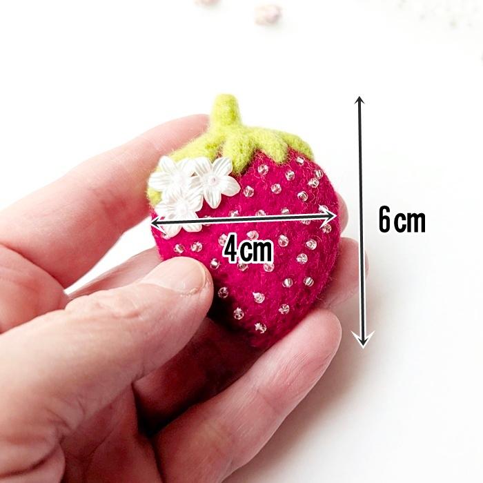 ころんと可愛い＊苺と白いお花の羊毛フェルトブローチ｜受注製作 | 6枚目