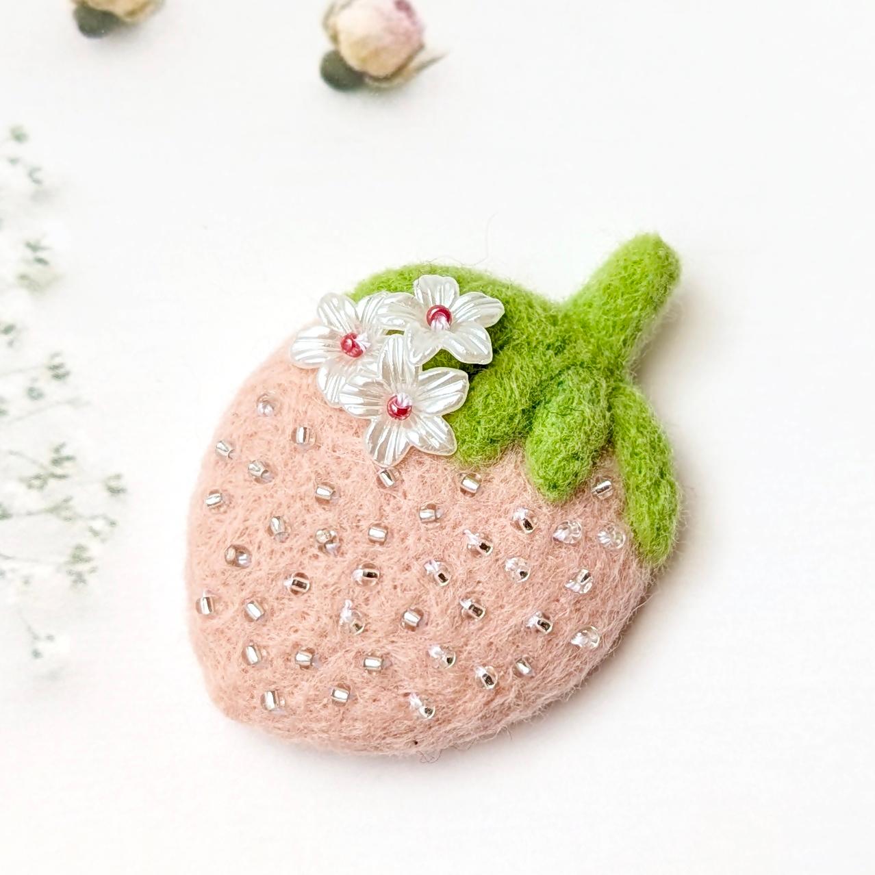 ころんと可愛い＊くすみピンク苺と白いお花の羊毛フェルトブローチ｜受注製作