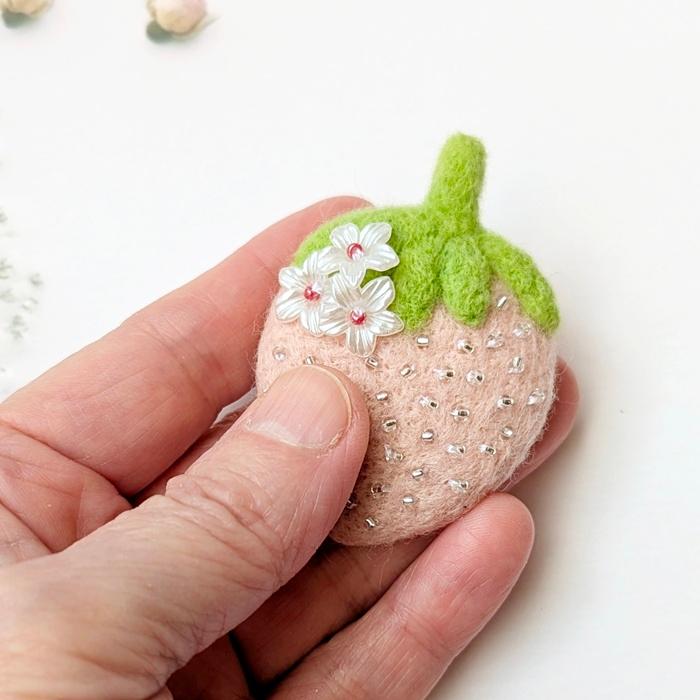 ころんと可愛い＊くすみピンク苺と白いお花の羊毛フェルトブローチ｜受注製作 | 2枚目