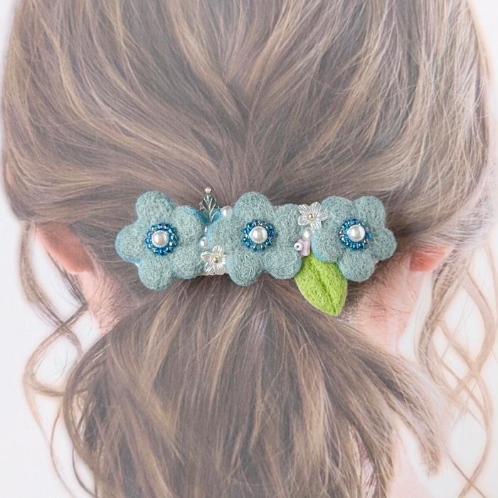 春を彩る＊お花とパールの羊毛フェルトバレッタ（爽やかブルー）|受注製作 | 2枚目