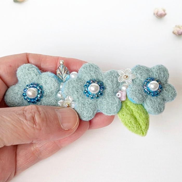 春を彩る＊お花とパールの羊毛フェルトバレッタ（爽やかブルー）|受注製作 | 3枚目
