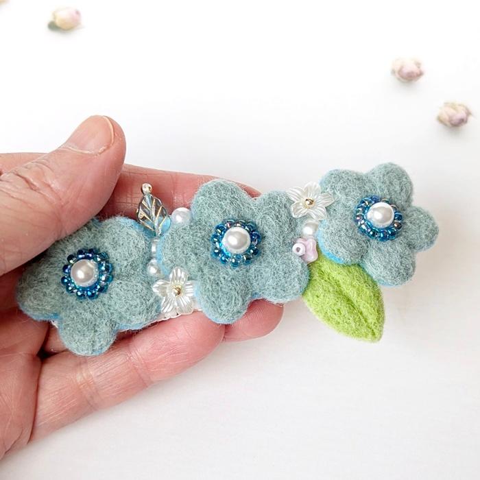 春を彩る＊お花とパールの羊毛フェルトバレッタ（爽やかブルー）|受注製作 | 4枚目