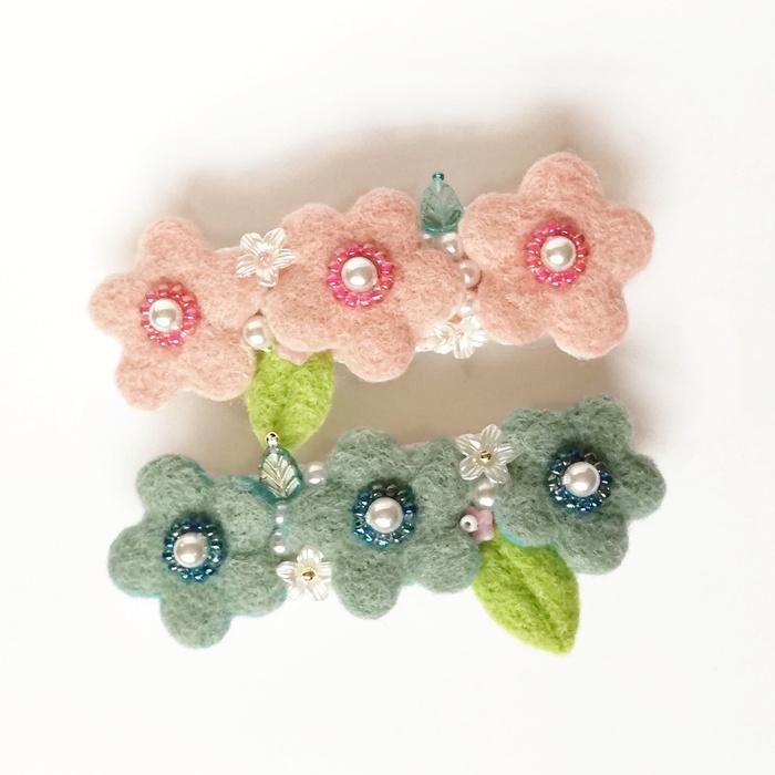春を彩る＊お花とパールの羊毛フェルトバレッタ（爽やかブルー）|受注製作 | 7枚目
