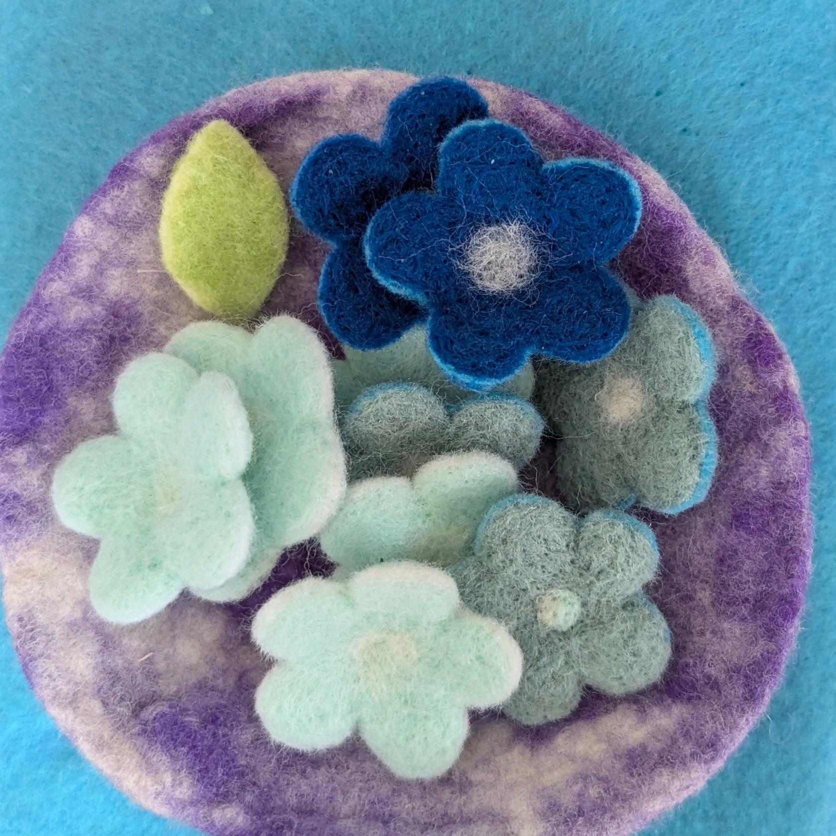 春を彩る＊お花とパールの羊毛フェルトバレッタ（爽やかブルー）|受注製作 | 8枚目