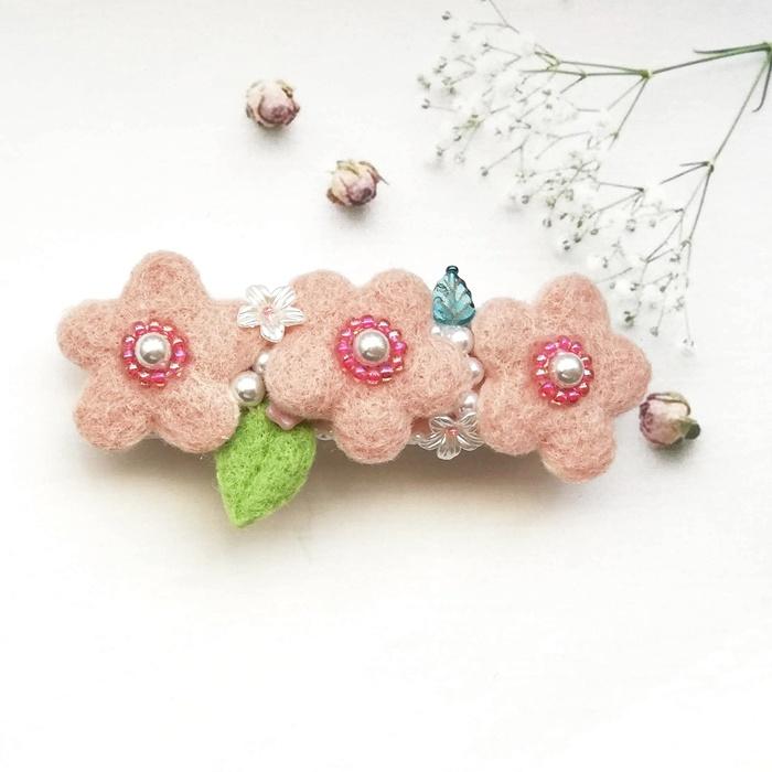 春を彩る＊お花とパールの羊毛フェルトバレッタ（ピンク）|受注製作