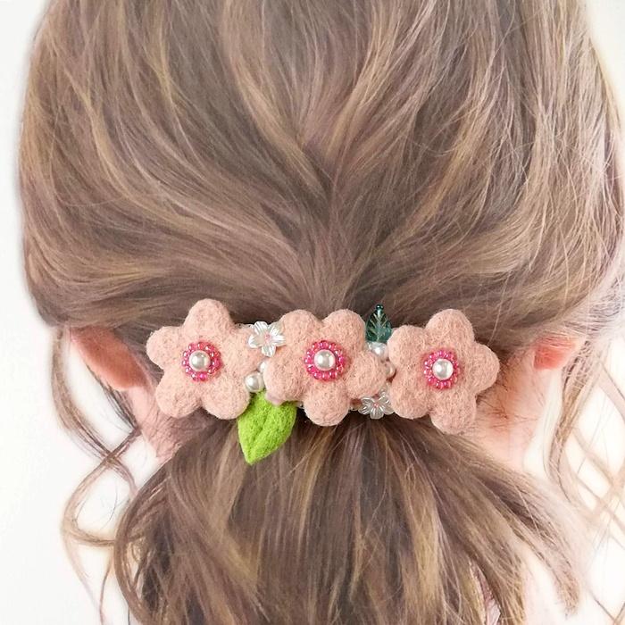 春を彩る＊お花とパールの羊毛フェルトバレッタ（ピンク）|受注製作 | 2枚目
