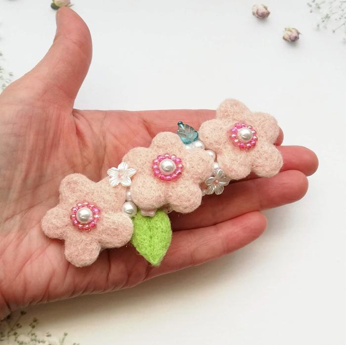 春を彩る＊お花とパールの羊毛フェルトバレッタ（ピンク）|受注製作 | 4枚目