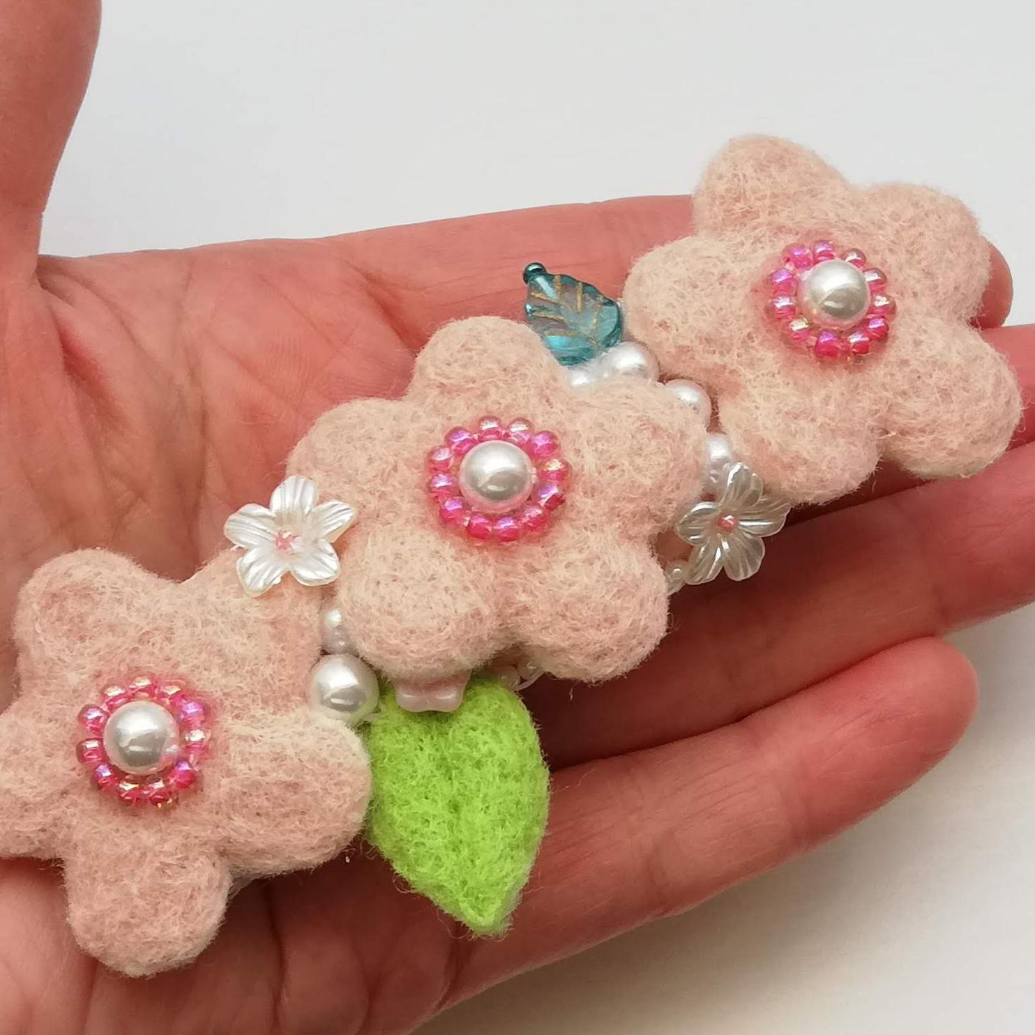 春を彩る＊お花とパールの羊毛フェルトバレッタ（ピンク）|受注製作 | 6枚目