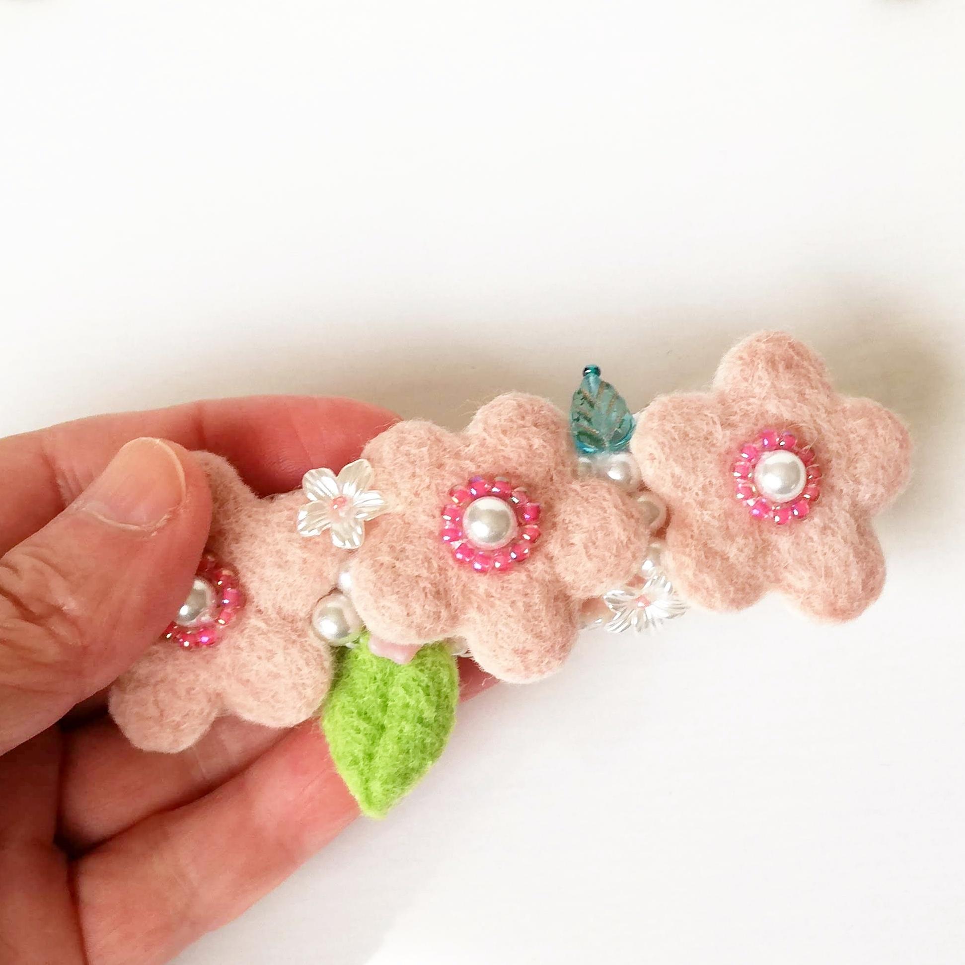 春を彩る＊お花とパールの羊毛フェルトバレッタ（ピンク）|受注製作 | 7枚目