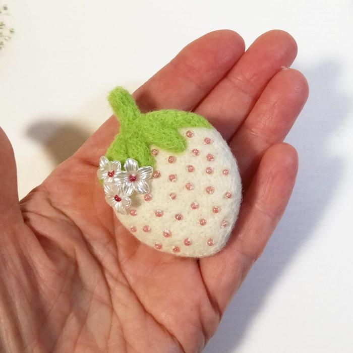 ころんと可愛い＊白い苺と白いお花の羊毛フェルトブローチ（受注製作） | 3枚目