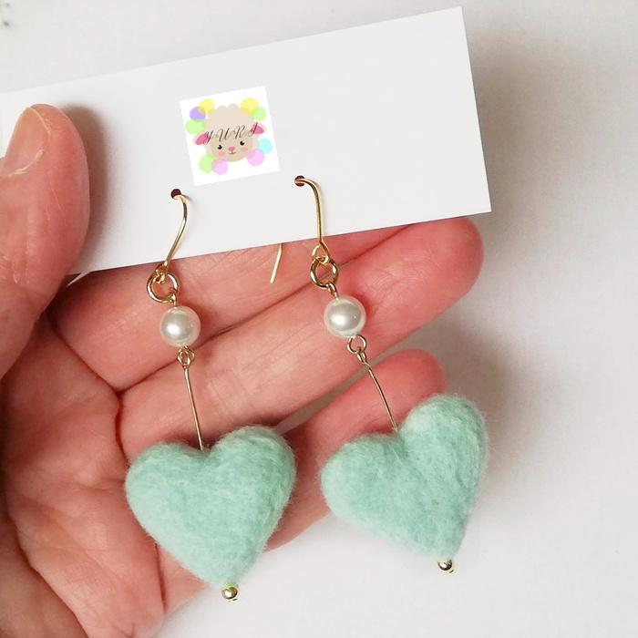 羊毛フェルトのぷっくりハートピアス / イヤリング ＊ 一粒パールを添えて（8カラー）/受注製作 | 4枚目