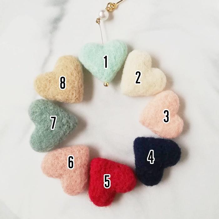 羊毛フェルトのぷっくりハートピアス / イヤリング ＊ 一粒パールを添えて（8カラー）/受注製作 | 5枚目