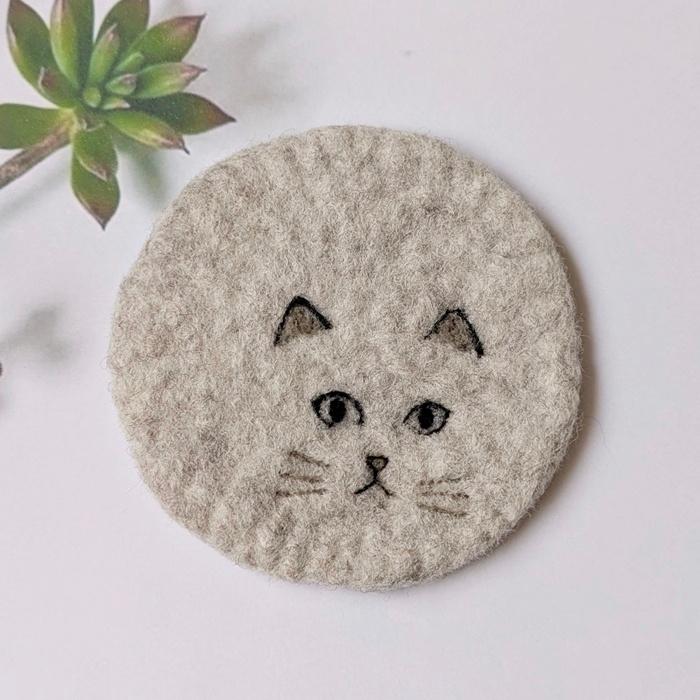 羊毛フェルトの「まどろみ猫」コースター（グレー）｜受注製作